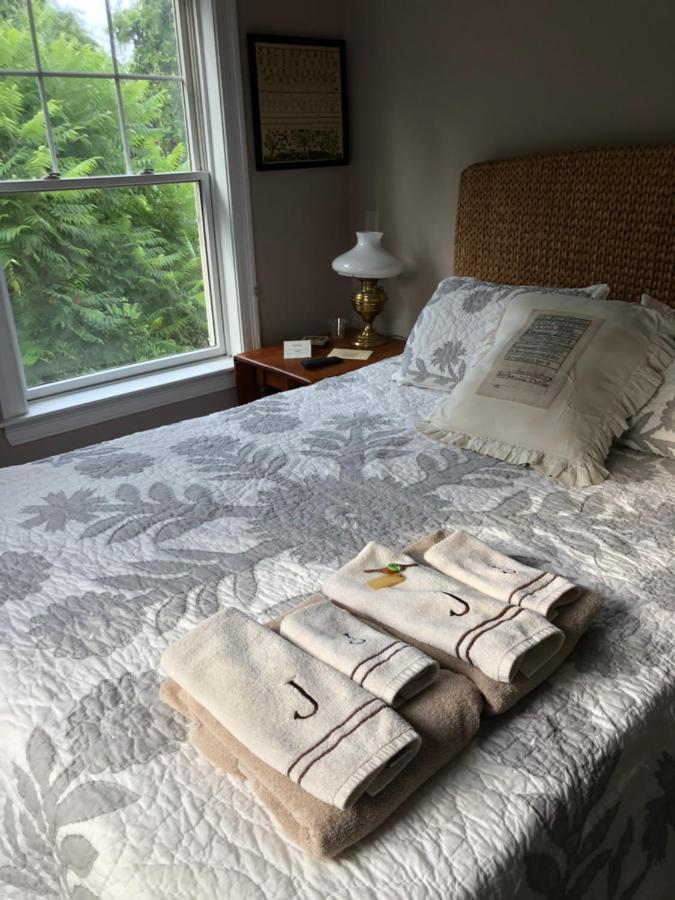 Josephine'S On The Bay Bed And Breakfast Хъл Екстериор снимка