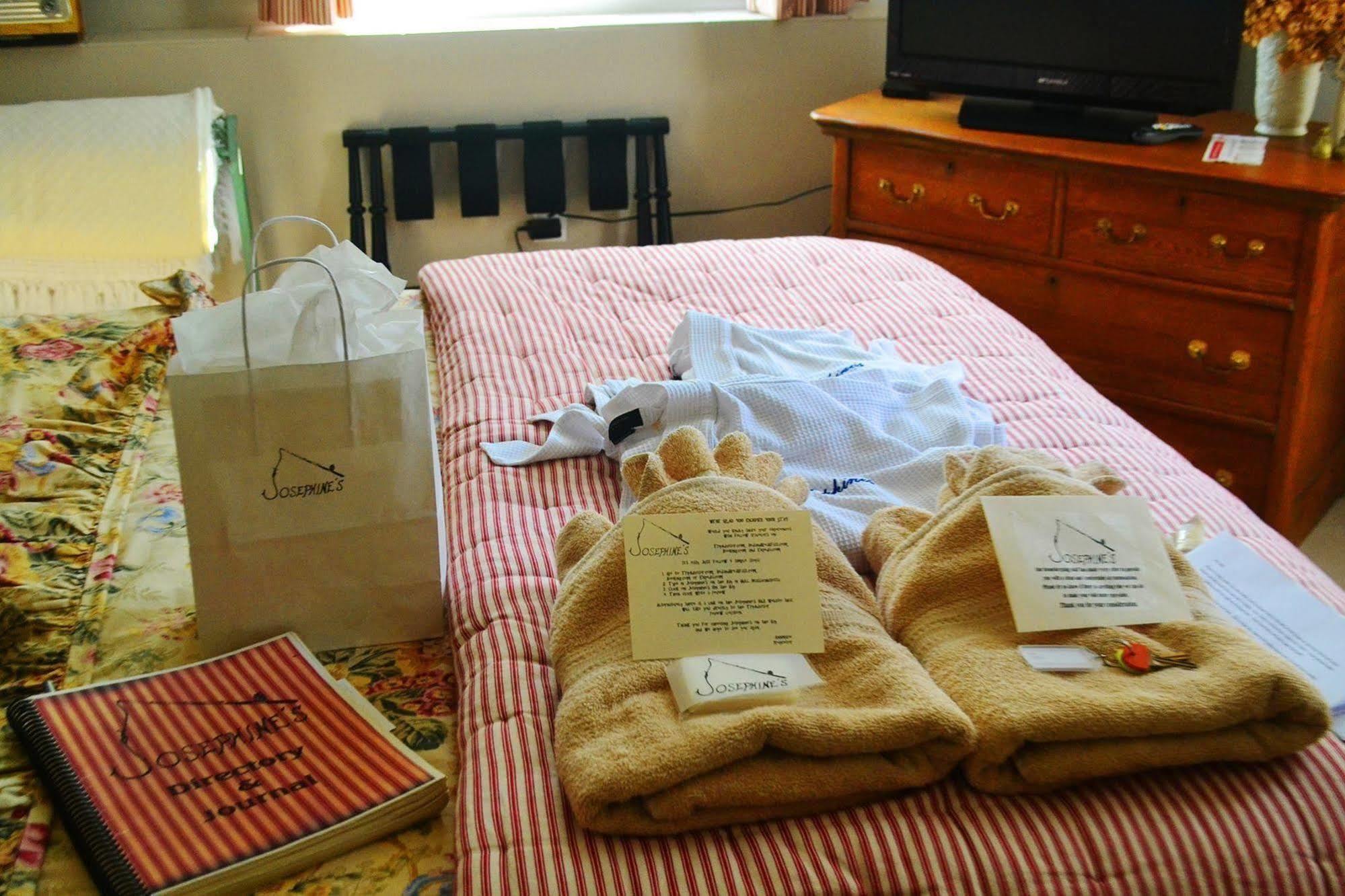 Josephine'S On The Bay Bed And Breakfast Хъл Екстериор снимка