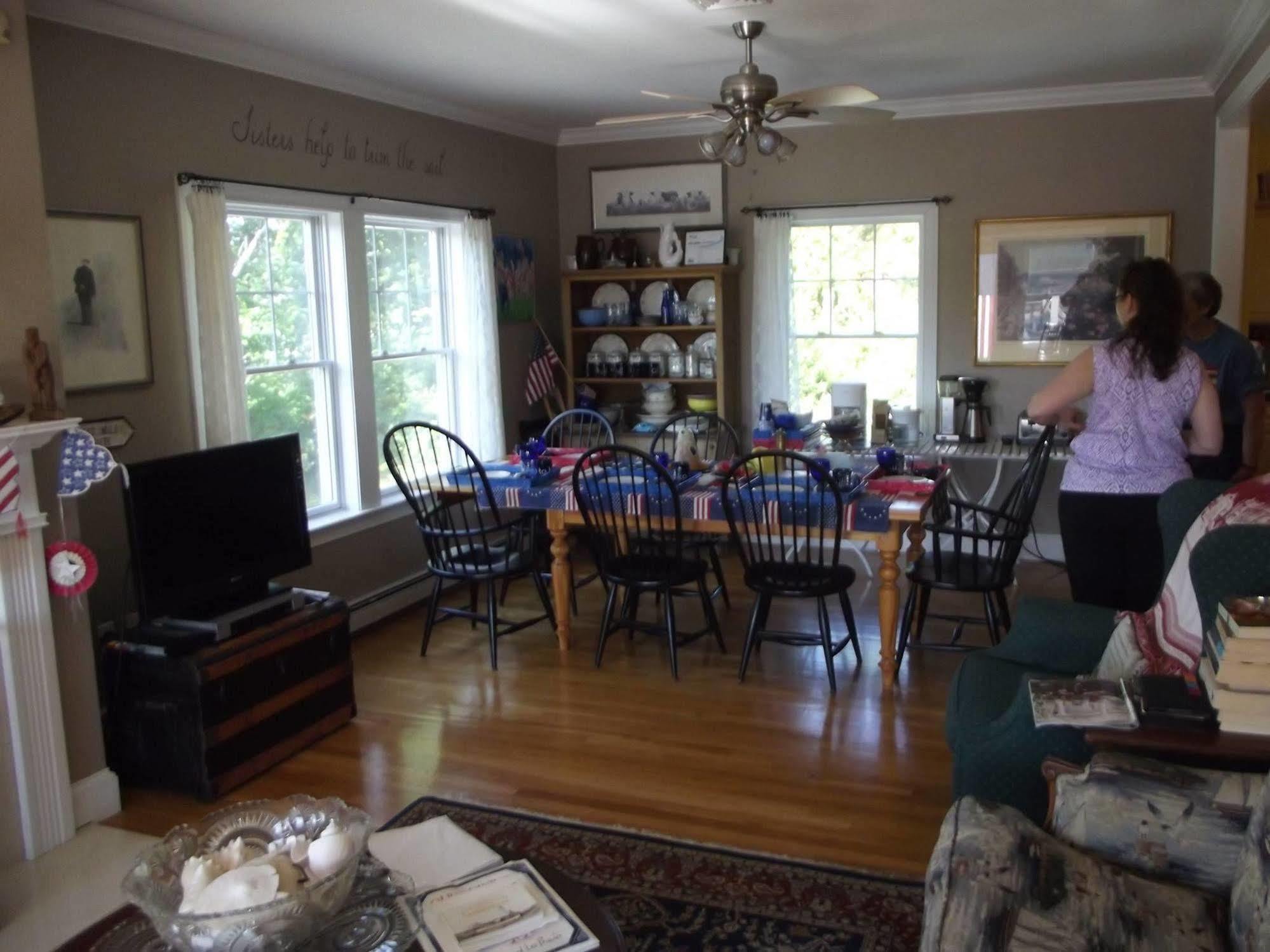 Josephine'S On The Bay Bed And Breakfast Хъл Екстериор снимка