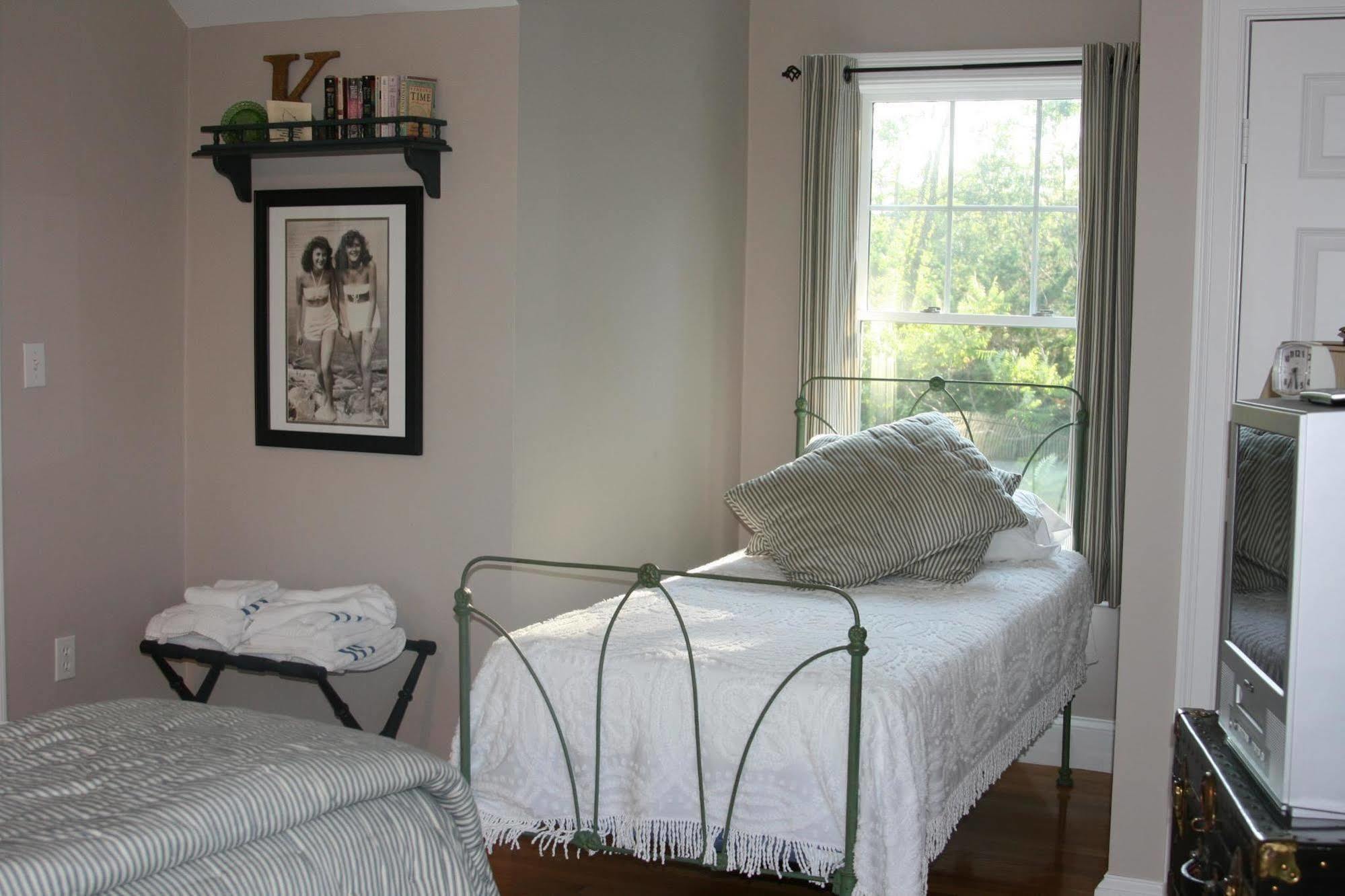 Josephine'S On The Bay Bed And Breakfast Хъл Екстериор снимка